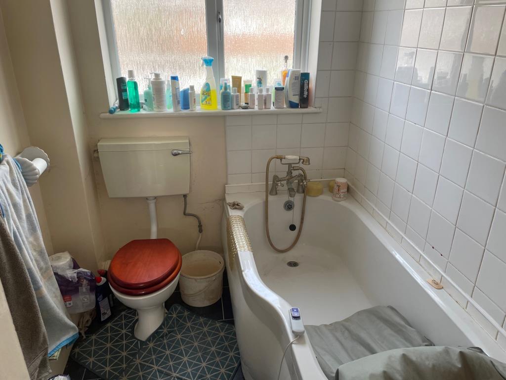 Lot: 43 - THREE-BEDROOM TOWN HOUSE FOR IMPROVEMENT - bathroom/W.C.